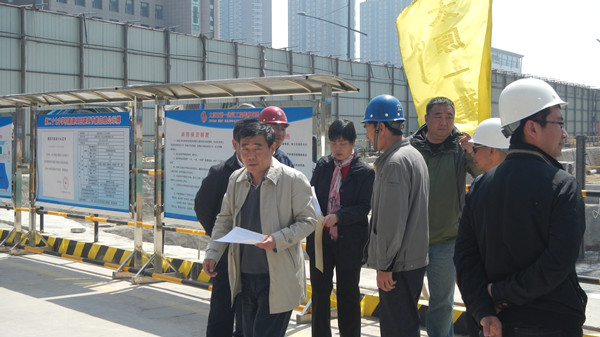 市住建委领导视察十九分公司27中项目