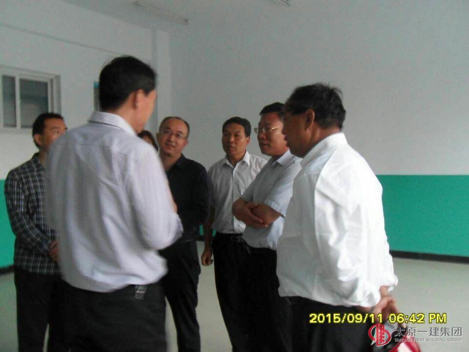 西山分公司晋城市望川楼小学工地接受晋城市城区领导视察