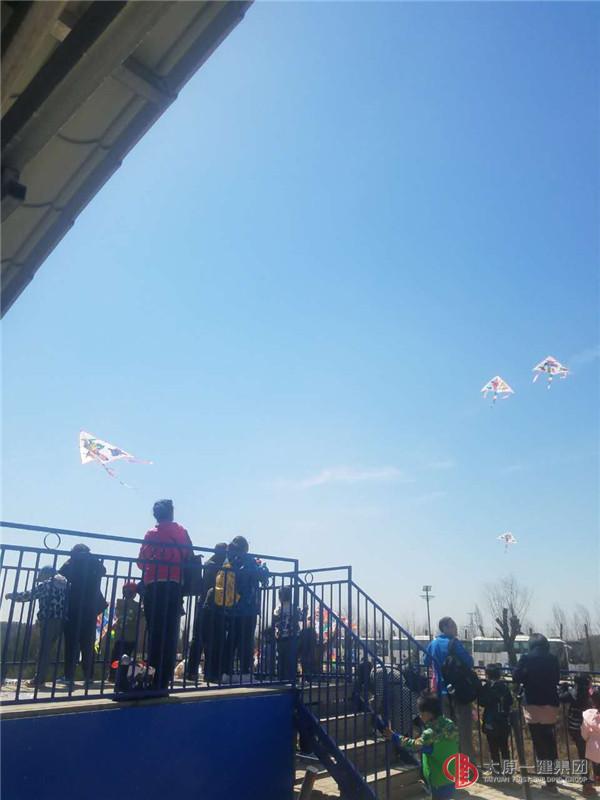 幼儿园组织“播种绿色 放飞希望”亲子植树活动