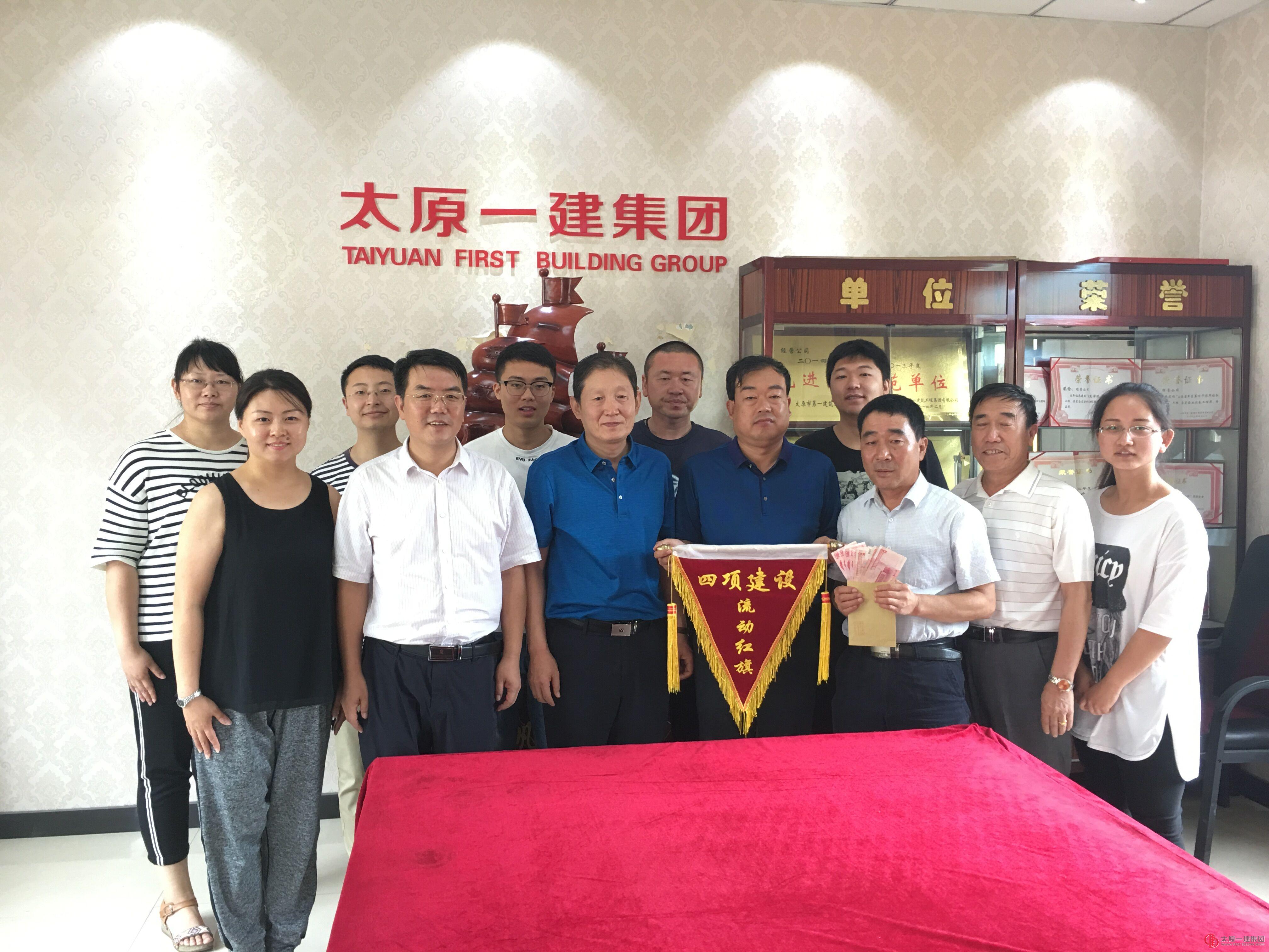 集团公司考核领导组一行为六分公司授(奖)旗